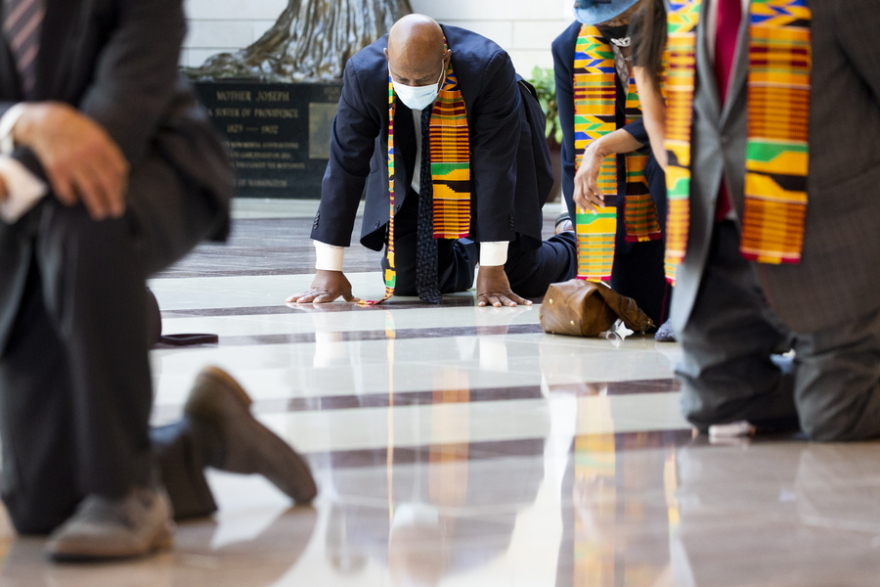 Τζορτζ Φλόιντ: Συγκλονιστικές εικόνες στο Κογκρέσο - Οι Δημοκρατικοί γονάτισαν για οκτώ λεπτά στη μνήμη του