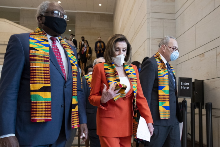 Τζορτζ Φλόιντ: Συγκλονιστικές εικόνες στο Κογκρέσο - Οι Δημοκρατικοί γονάτισαν για οκτώ λεπτά στη μνήμη του