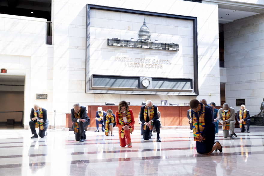 Τζορτζ Φλόιντ: Συγκλονιστικές εικόνες στο Κογκρέσο - Οι Δημοκρατικοί γονάτισαν για οκτώ λεπτά στη μνήμη του