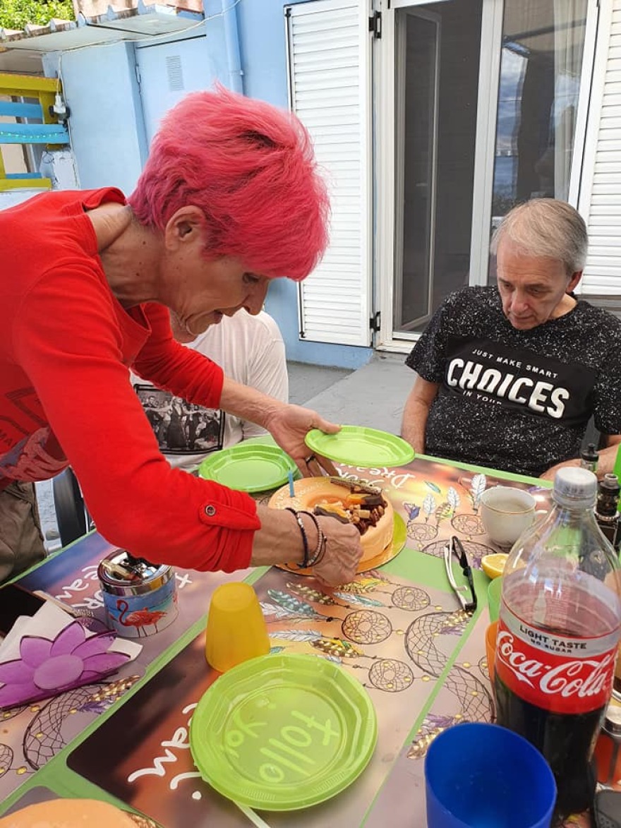 Ανδρέας Μικρούτσικος: Πάρτι γενεθλίων με τη σύντροφό του και τη Σοφία Βόσσου στα... φωνητικά 