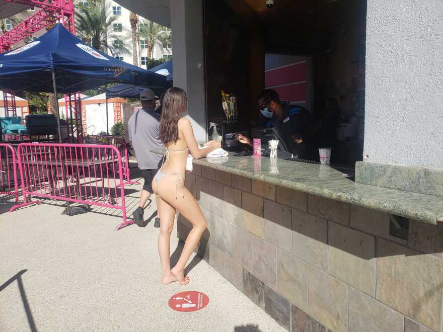 Λας Βέγκας: Το πρώτο μεγάλο πάρτι ξεκίνησε στην πισίνα του Flamingo Καζίνο