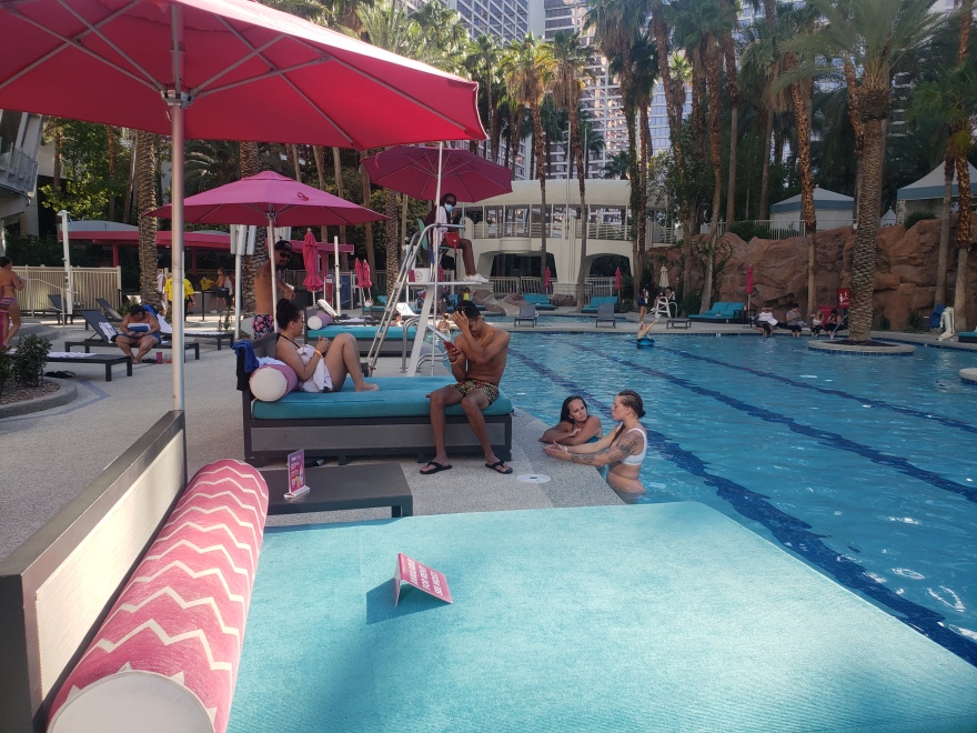 Λας Βέγκας: Το πρώτο μεγάλο πάρτι ξεκίνησε στην πισίνα του Flamingo Καζίνο