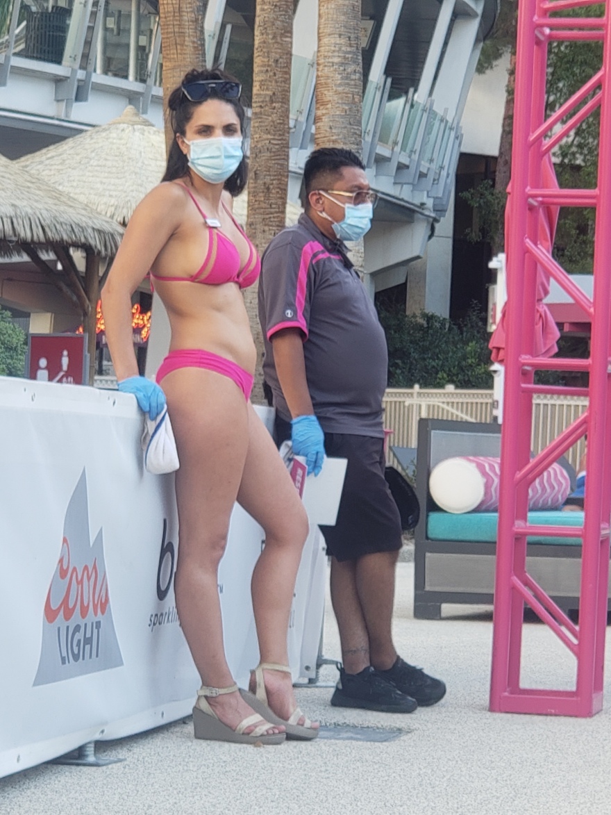 Λας Βέγκας: Το πρώτο μεγάλο πάρτι ξεκίνησε στην πισίνα του Flamingo Καζίνο