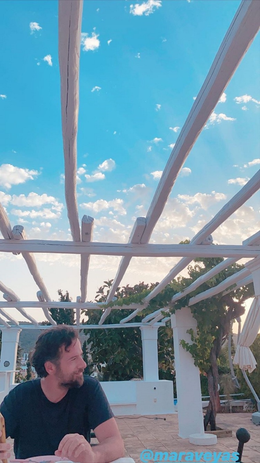 Τόνια Σωτηροπούλου: Βουτιές στην πισίνα και στη θάλασσα με τον Κωστή Μαραβέγια