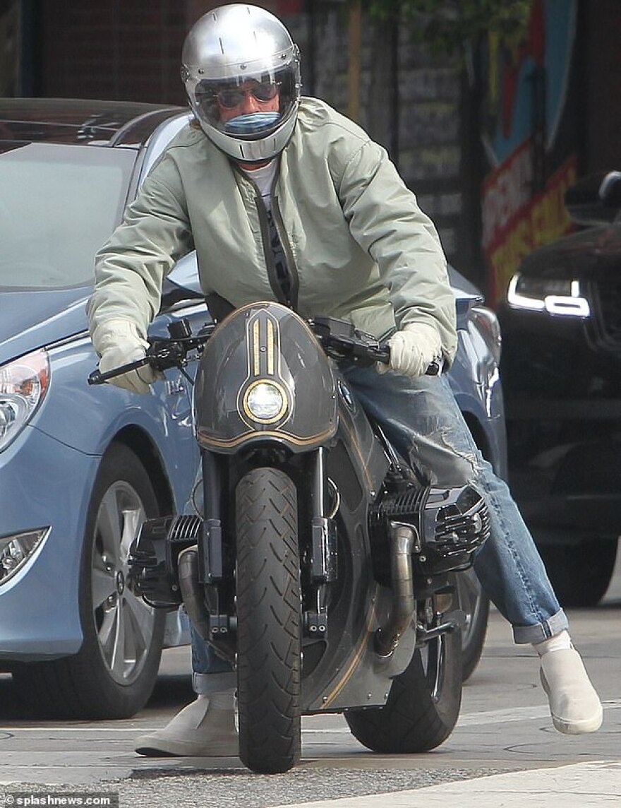 Ο Μπραντ Πιτ στις διαδηλώσεις για τον Τζορτζ Φλόιντ - Δείτε φωτογραφίες