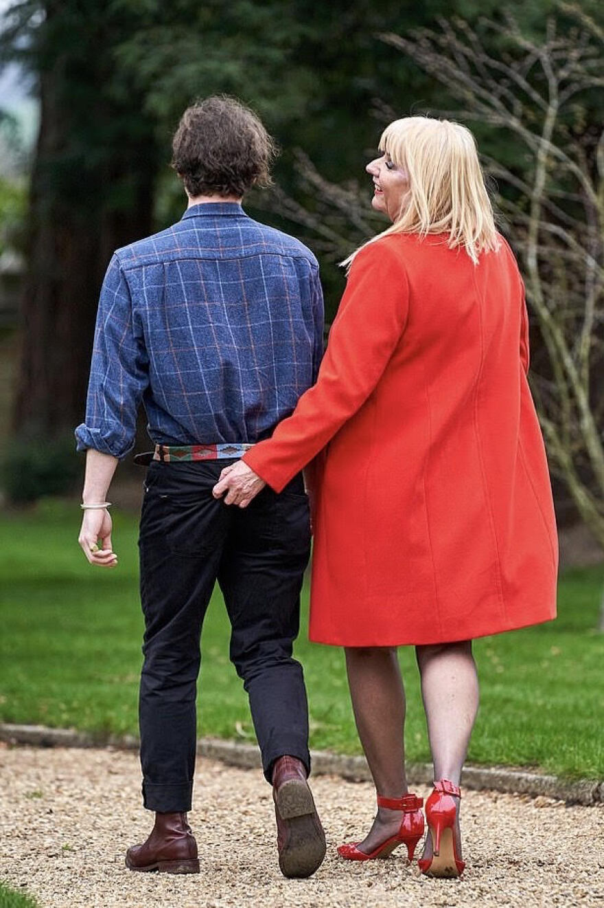 Βρετανία: Η γιαγιά που δεν μοιάζει με καμία άλλη - Είναι η πιο δραστήρια cougar με 200 εραστές