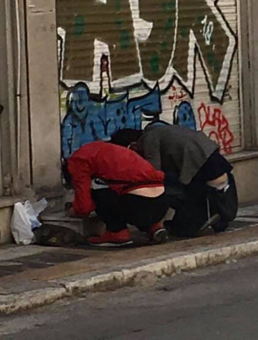 Σοκαριστικές φωτογραφίες στο κέντρο της Αθήνας: Δεκάδες χρήστες στις πιάτσες ναρκωτικών