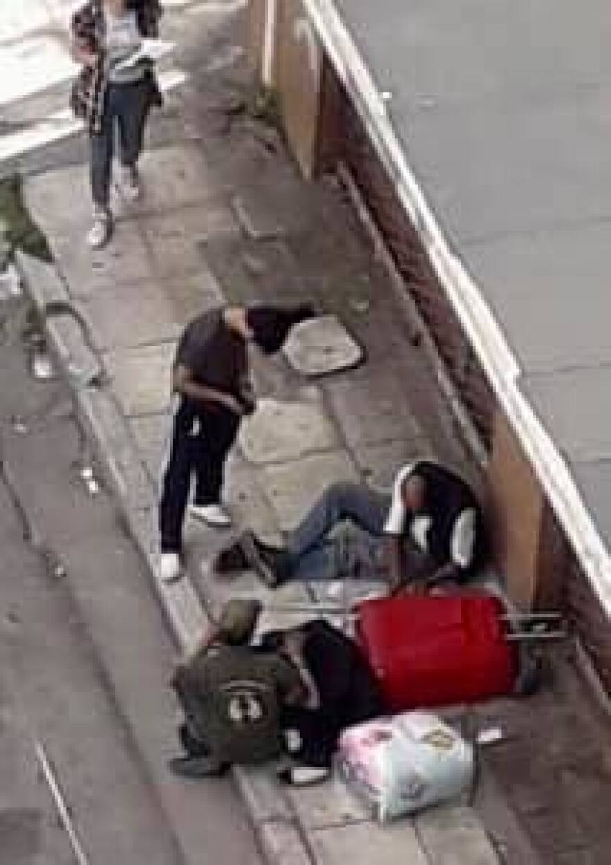 Σοκαριστικές φωτογραφίες στο κέντρο της Αθήνας: Δεκάδες χρήστες στις πιάτσες ναρκωτικών