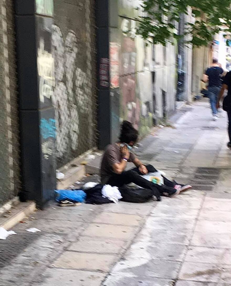 Σοκαριστικές φωτογραφίες στο κέντρο της Αθήνας: Δεκάδες χρήστες στις πιάτσες ναρκωτικών