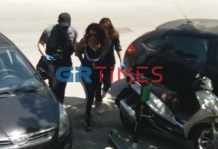 Θεσσαλονίκη: Δείτε την «παρουσιάστρια» να φτάνει στα δικαστήρια