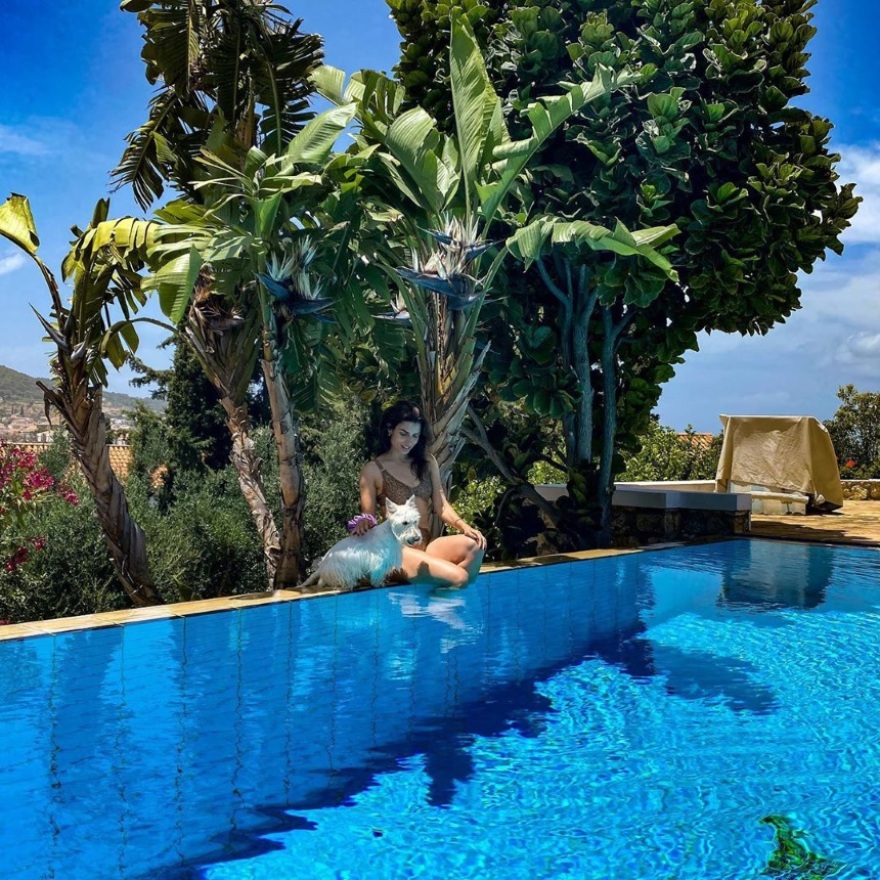 Τόνια Σωτηροπούλου: Βουτιές στην πισίνα και στη θάλασσα με τον Κωστή Μαραβέγια