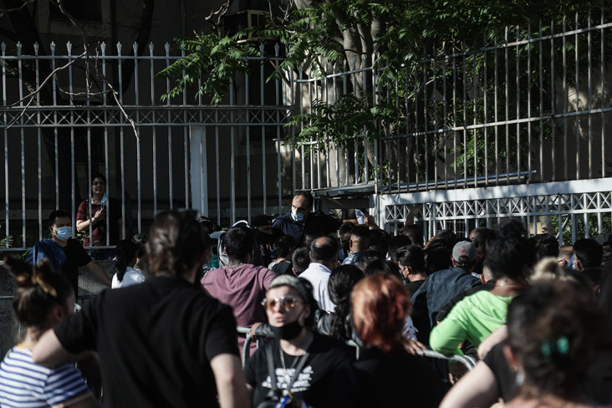 Υπηρεσία Ασύλου: Συνωστισμός από μετανάστες - Στο σημείο ο Μηταράκης