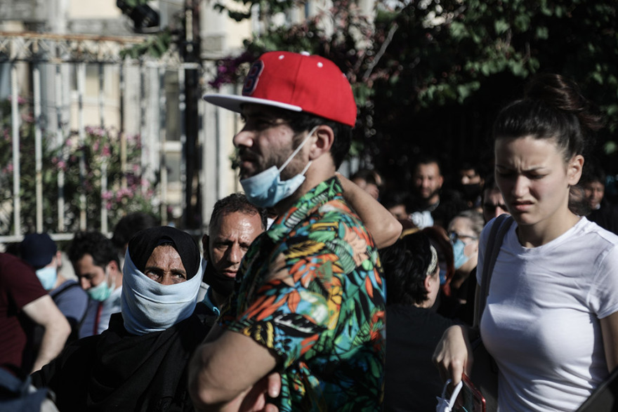 Υπηρεσία Ασύλου: Συνωστισμός από μετανάστες - Στο σημείο ο Μηταράκης