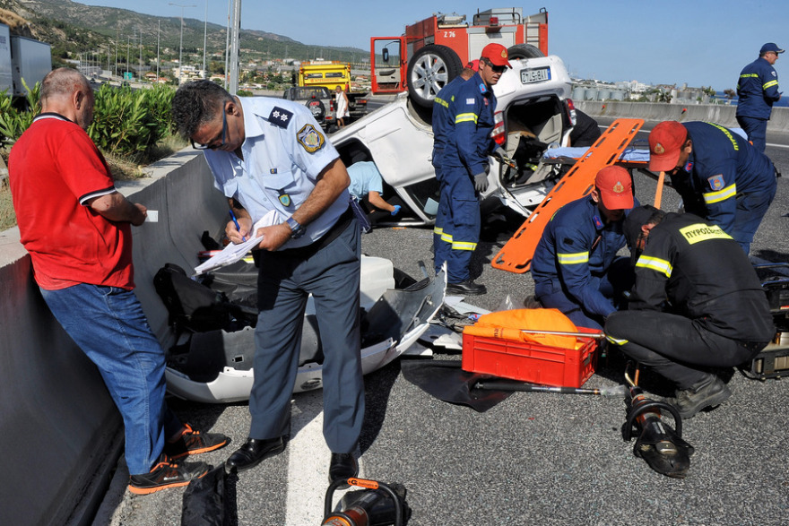 Τροχαίο ατύχημα στον Ισθμό της Κορίνθου: Αυτοκίνητο αναποδογύρισε - Δύο εγκλωβισμένοι