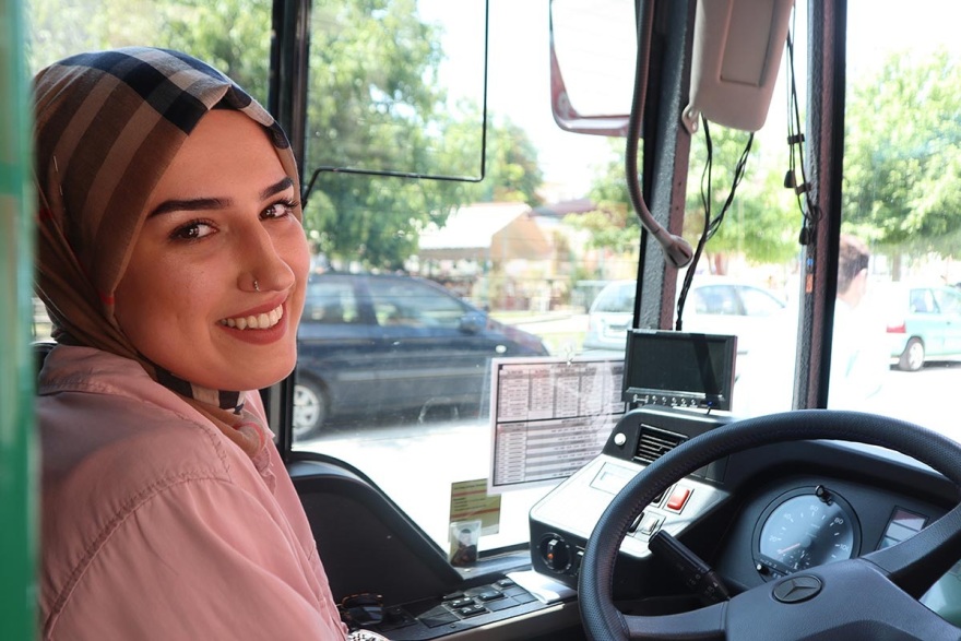 Nεαρή μουσουλμάνα οδηγός ΚΤΕΛ στη Ροδόπη: Η Νεσλιχάν τραβάει... φρένο στα στερεότυπα 