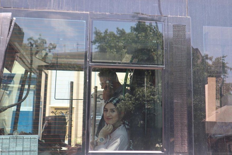 Nεαρή μουσουλμάνα οδηγός ΚΤΕΛ στη Ροδόπη: Η Νεσλιχάν τραβάει... φρένο στα στερεότυπα 