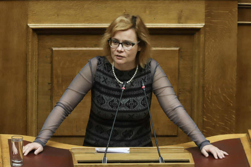 Μπέτυ Σκούφα: Η βουλευτής του ΣΥΡΙΖΑ που κήρυξε ανένδοτο στα αγγλικά έχει γεννηθεί στη Βρετανία