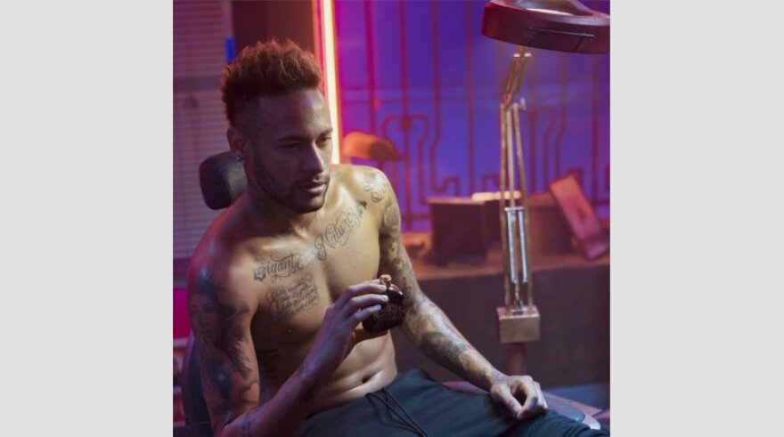 Ο ημίγυμνος Νεϊμάρ διαφημίζει το νέο του άρωμα