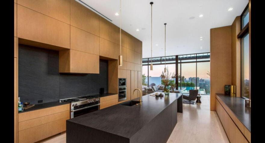 Αριάνα Γκράντε: Η νέα έπαυλή της στο Χόλιγουντ έχει 7 μπάνια, 4 κρεβατοκάμαρες και αξία 13,7 εκατ. δολάρια