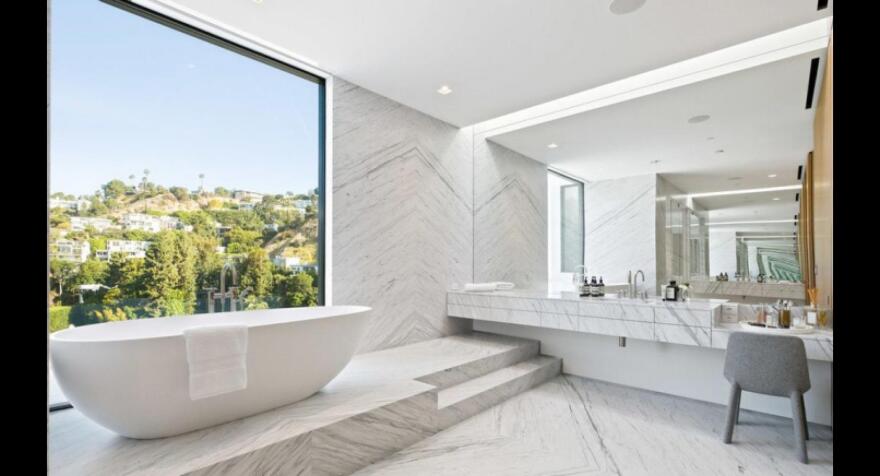 Αριάνα Γκράντε: Η νέα έπαυλή της στο Χόλιγουντ έχει 7 μπάνια, 4 κρεβατοκάμαρες και αξία 13,7 εκατ. δολάρια