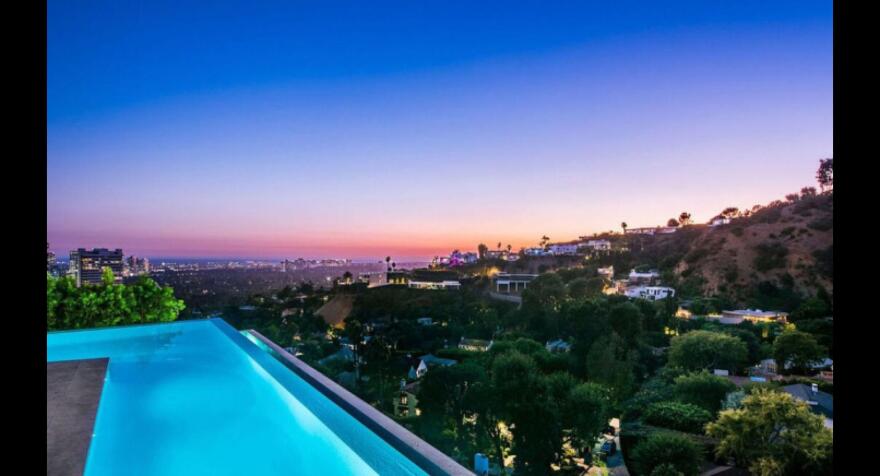 Αριάνα Γκράντε: Η νέα έπαυλή της στο Χόλιγουντ έχει 7 μπάνια, 4 κρεβατοκάμαρες και αξία 13,7 εκατ. δολάρια