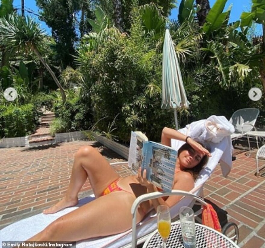 Έμιλι Ρατακόφσκι: Γιόρτασε τα 29α γενέθλια με μικροσκοπικό μπικίνι και ηλιοθεραπεία