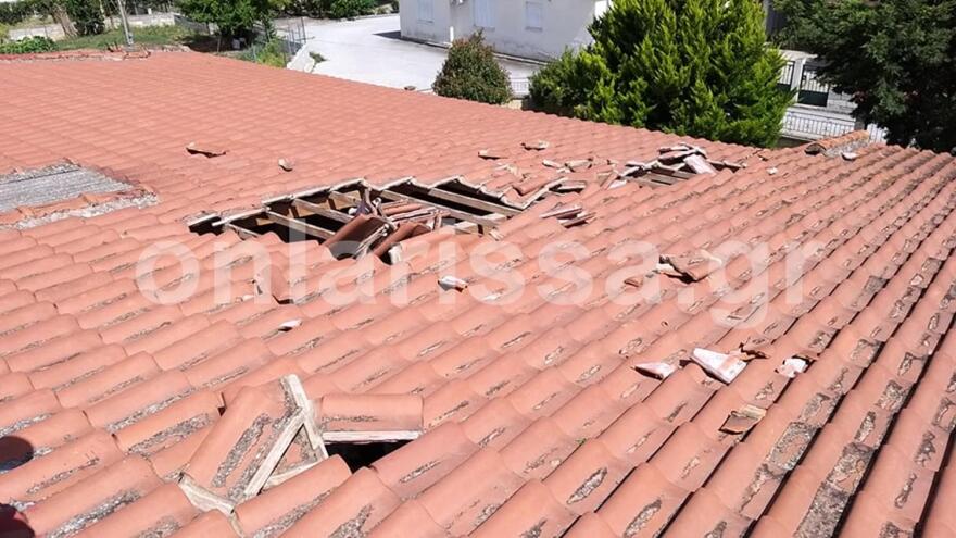 Λάρισα: Αεροσκάφος «ξήλωσε» σκεπή σπιτιού σε χωριό - Τι υποστηρίζουν οι ένοικοι