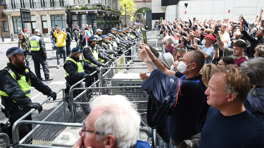 Φωτογραφίες: Ακροδεξιοί στη Βρετανία συγκρούστηκαν με διαδηλωτές κατά του ρατσισμού