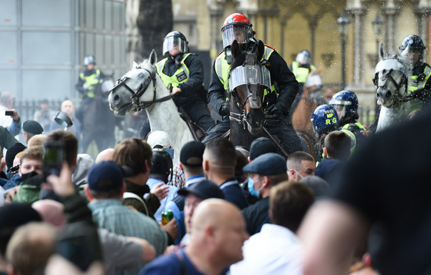 Φωτογραφίες: Ακροδεξιοί στη Βρετανία συγκρούστηκαν με διαδηλωτές κατά του ρατσισμού