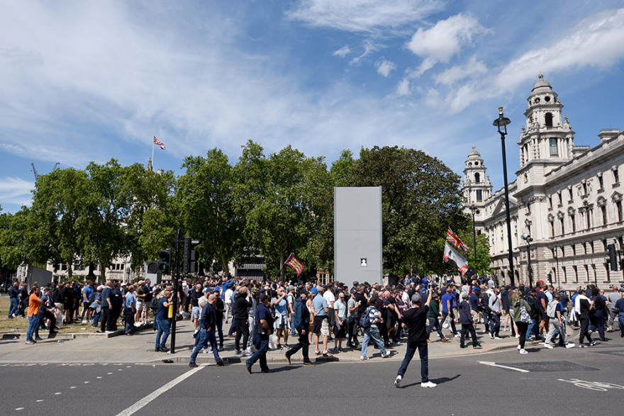 Φωτογραφίες: Ακροδεξιοί στη Βρετανία συγκρούστηκαν με διαδηλωτές κατά του ρατσισμού