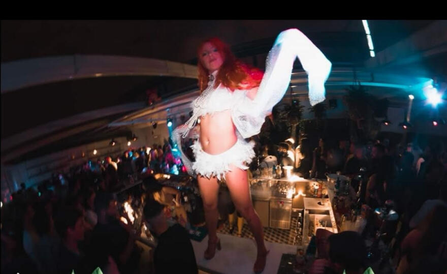 Κορωνοϊός: Σφράγισαν και το μαγαζί με τις ημίγυμνες χορεύτριες