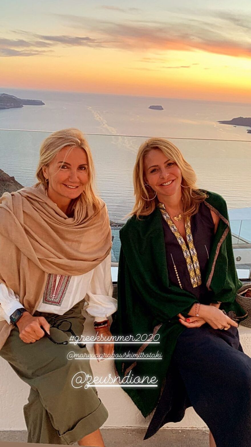 Μαρέβα Μητσοτάκη & Τζένη Μπαλατσινού: Φωτογραφία με φόντο το ηλιοβασίλεμα της Σαντορίνης