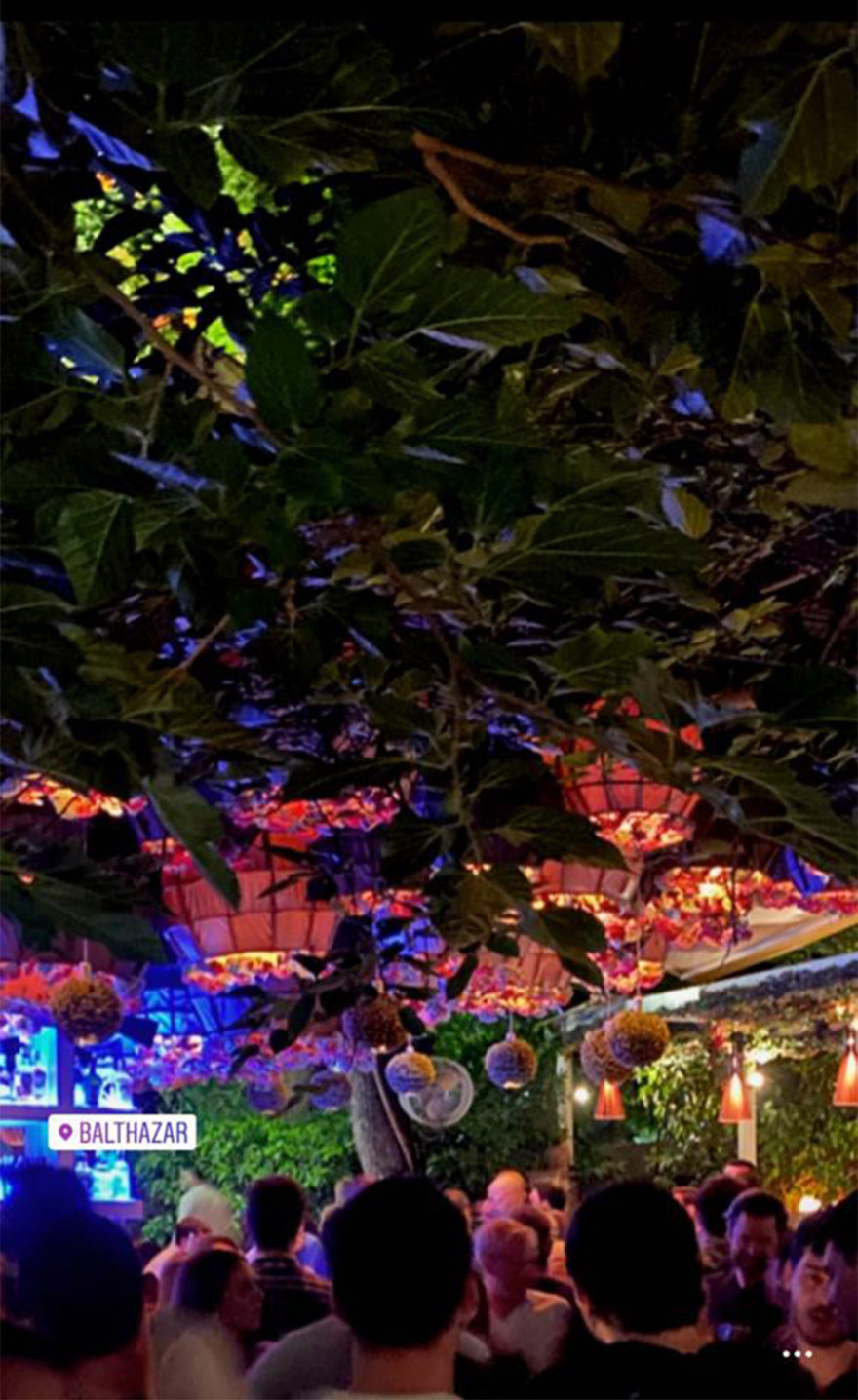   Λουκέτα για συνωστισμό στο Γκάζι, ανενόχλητοι ο ένας πάνω στον άλλο στο Balthazar!