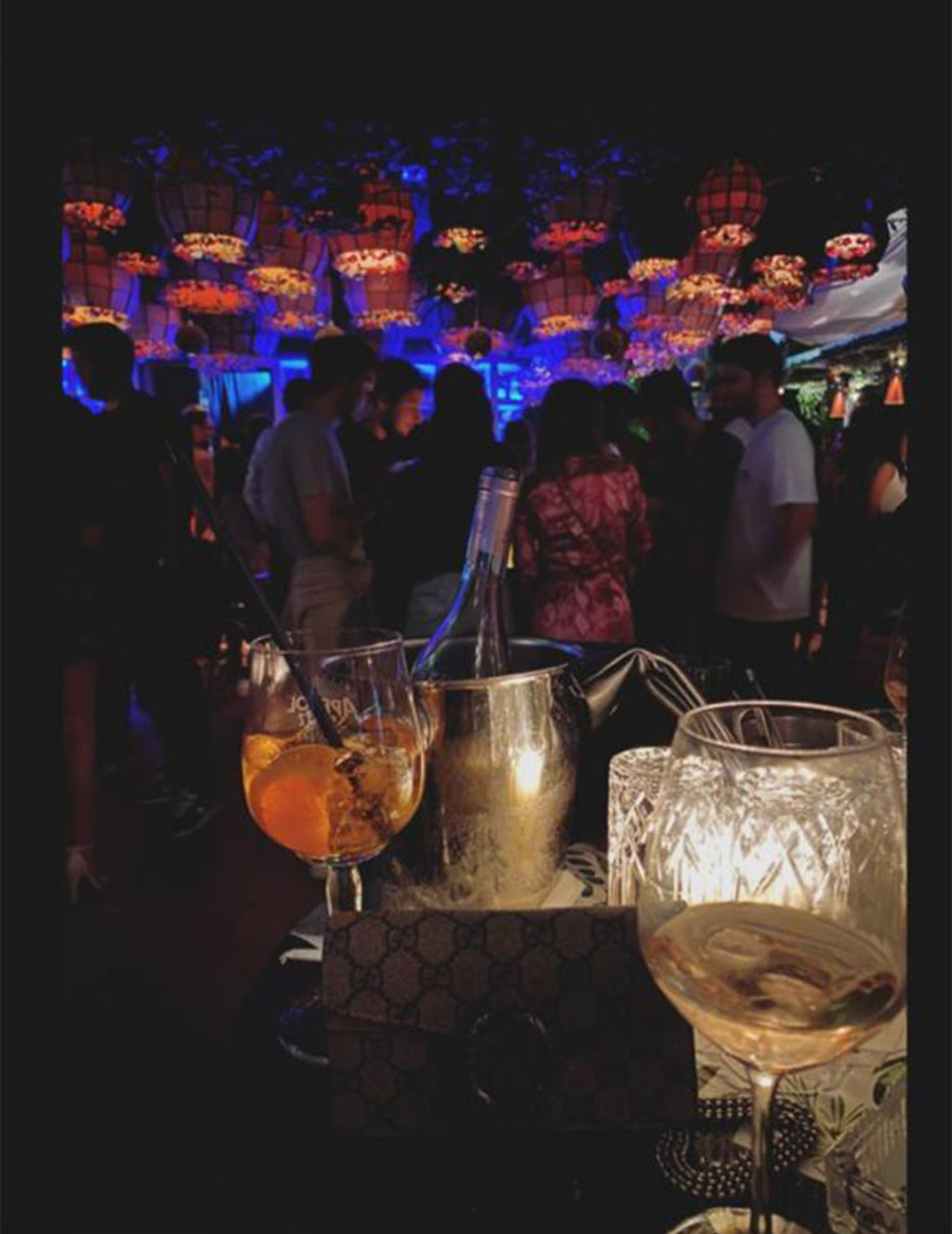   Λουκέτα για συνωστισμό στο Γκάζι, ανενόχλητοι ο ένας πάνω στον άλλο στο Balthazar!