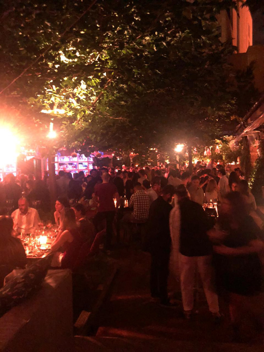   Λουκέτα για συνωστισμό στο Γκάζι, ανενόχλητοι ο ένας πάνω στον άλλο στο Balthazar!