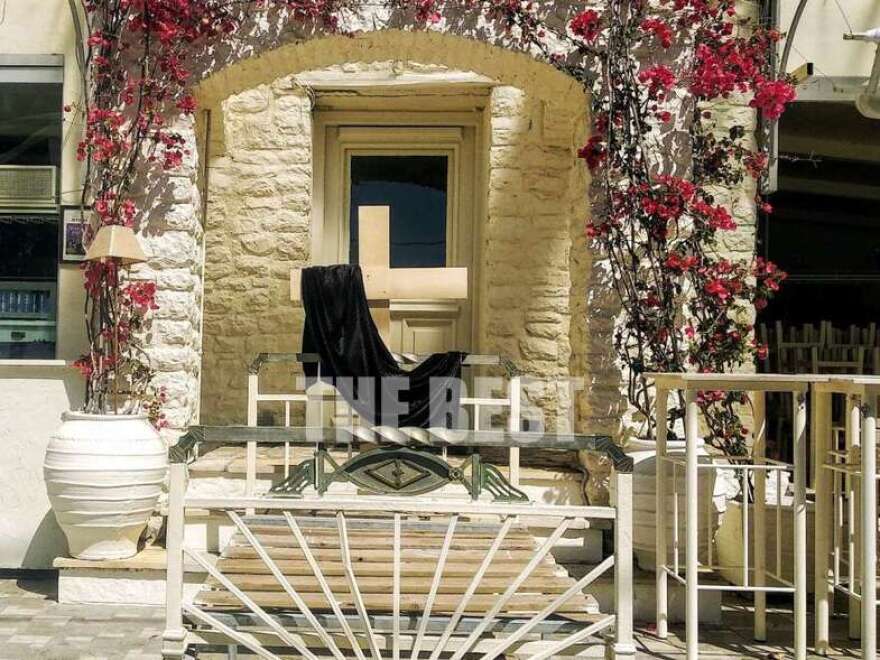 Πάτρα: Διαμαρτυρία με κρεβάτι, σταυρό και μαύρο ύφασμα σε κατάστημα που μπήκε «λουκέτο»