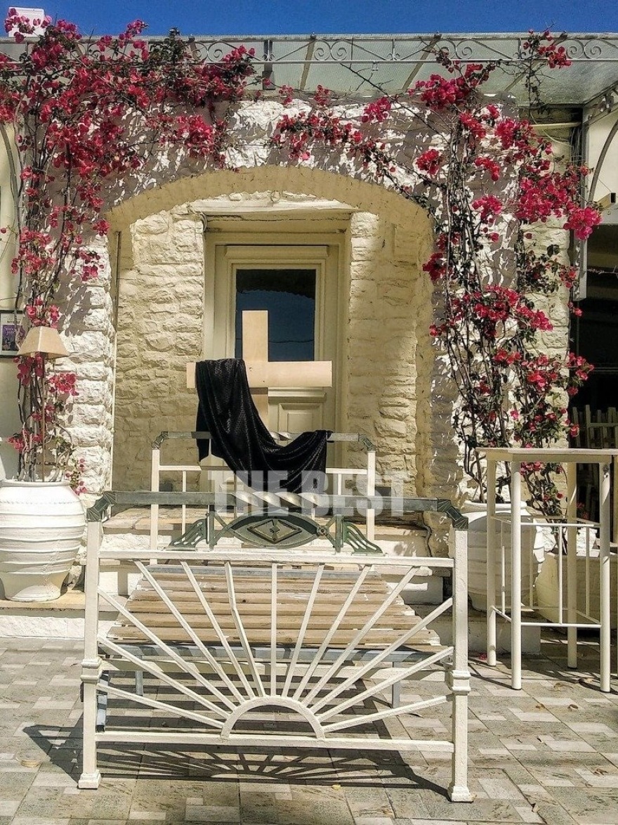 Πάτρα: Διαμαρτυρία με κρεβάτι, σταυρό και μαύρο ύφασμα σε κατάστημα που μπήκε «λουκέτο»