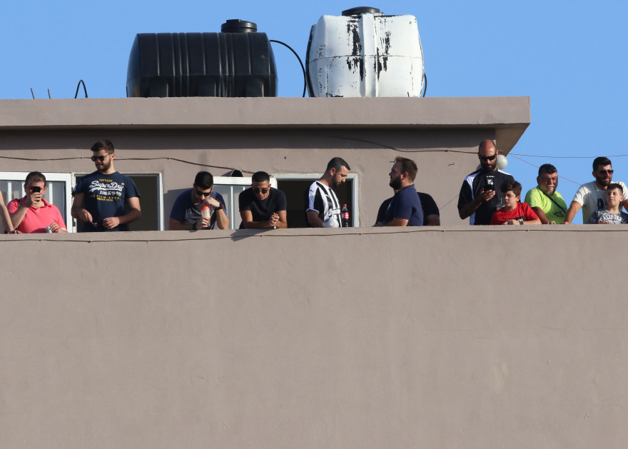 ΟΦΗ - ΑΕΚ: Οι οπαδοί των Κρητικών βλέπουν το ματς από τις ταράτσες