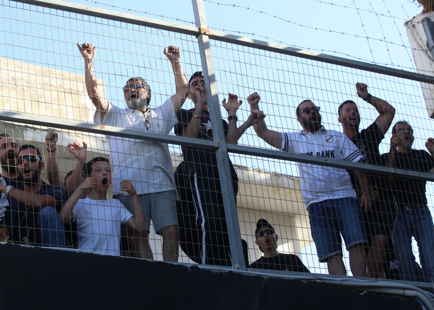 ΟΦΗ - ΑΕΚ: Οι οπαδοί των Κρητικών βλέπουν το ματς από τις ταράτσες