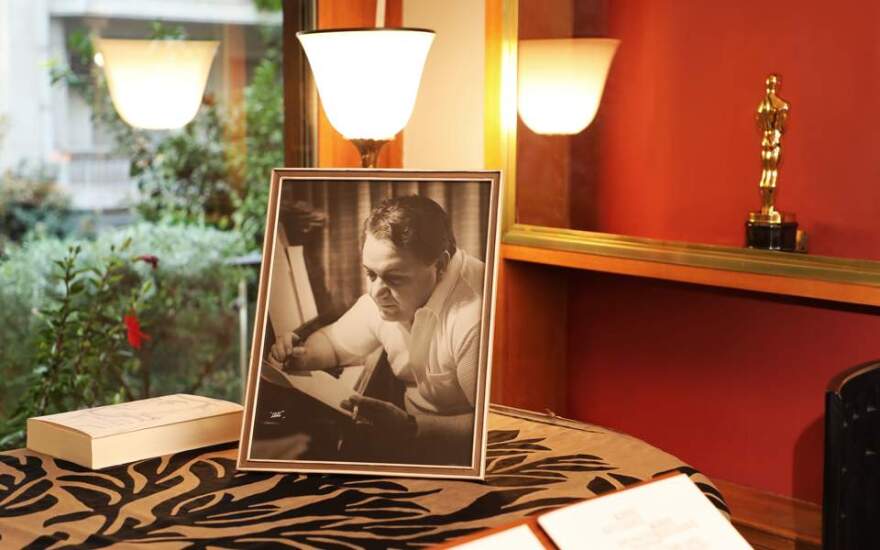 Μάνος Χατζιδάκις: Ο κορυφαίος της ελληνικής μουσικής  που πέταξε το Όσκαρ στα σκουπίδια