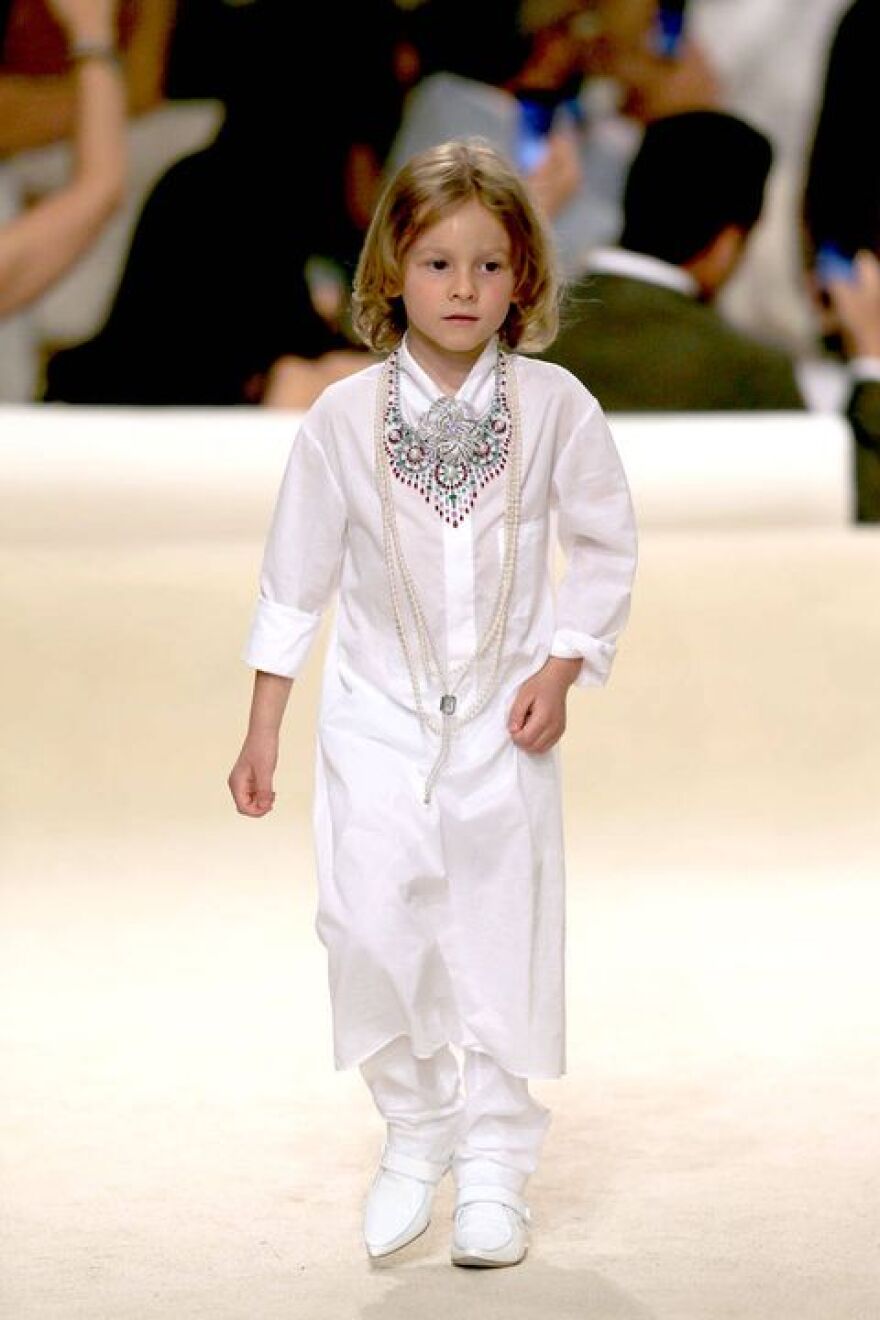 Καρλ Λάγκερφεντ: Η αμύθητη περιουσία, τα αγόρια του, η γάτα και οι 7 μνηστήρες