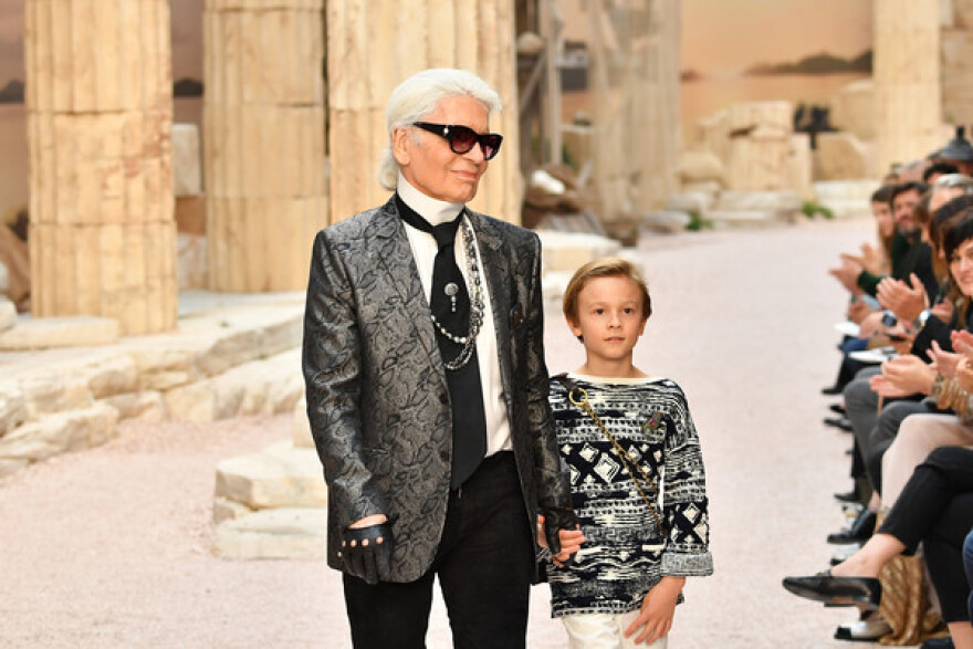 Καρλ Λάγκερφεντ: Η αμύθητη περιουσία, τα αγόρια του, η γάτα και οι 7 μνηστήρες