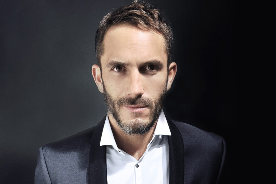 Καρλ Λάγκερφεντ: Η αμύθητη περιουσία, τα αγόρια του, η γάτα και οι 7 μνηστήρες