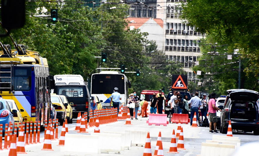 Μεγάλος Περίπατος της Αθήνας: Μποτιλιάρισμα και ταλαιπωρία διαρκείας - Δείτε βίντεο
