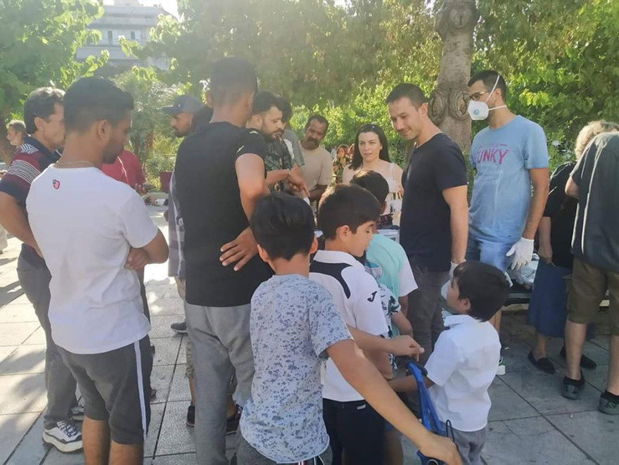 Γέμισε πρόσφυγες ξανά η πλατεία Βικτωρίας - Ανάμεσά τους και οικογένειες 