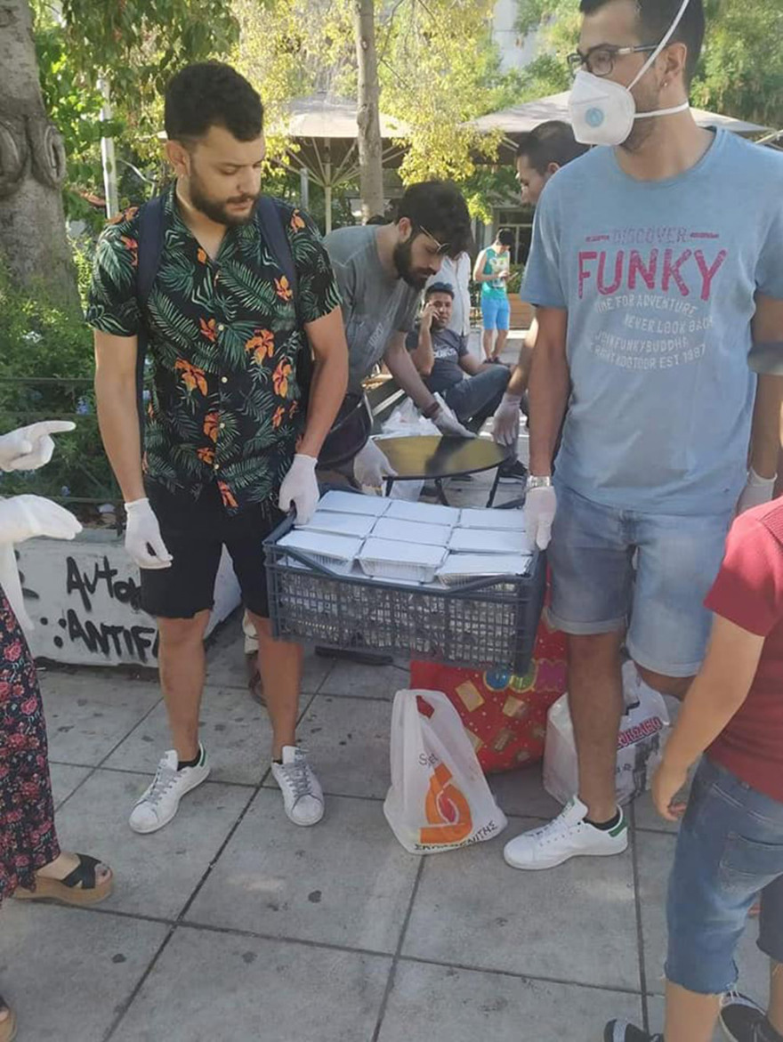 Γέμισε πρόσφυγες ξανά η πλατεία Βικτωρίας - Ανάμεσά τους και οικογένειες 