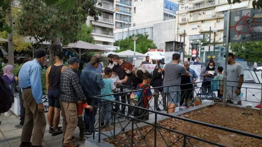 Γέμισε πρόσφυγες ξανά η πλατεία Βικτωρίας - Ανάμεσά τους και οικογένειες 