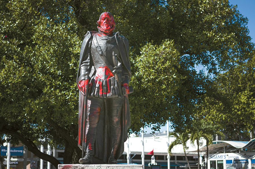 Η Αμερική τρελάθηκε: Γκρεμίζουν τα αγάλματα, καταργούν την Αστυνομία