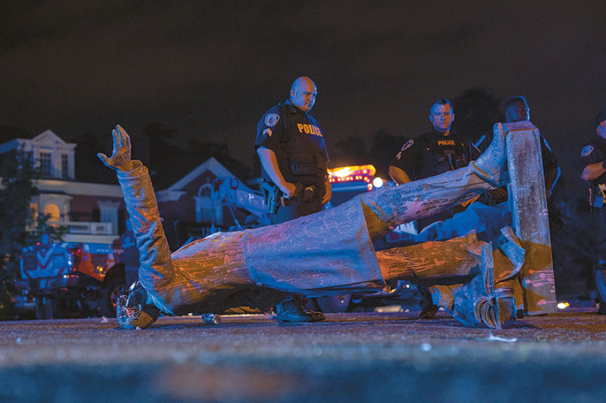 Η Αμερική τρελάθηκε: Γκρεμίζουν τα αγάλματα, καταργούν την Αστυνομία