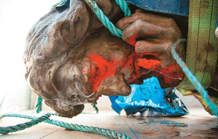 Η Αμερική τρελάθηκε: Γκρεμίζουν τα αγάλματα, καταργούν την Αστυνομία